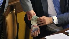 Ministr financí Miroslav Kalousek a premiér Petr Ne�as na sch�zi Poslanecké sn�movny 11. �ervence 