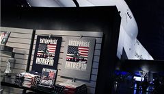 Suvenýry, které lez koupit na vystáv raketoplánu Enterprise