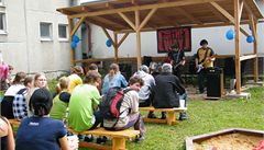 Díky financím od Nadace O2 mohl tým mladých pozvat na zahájení divadelní spolek i muzikanty z bruntálské kapely. 