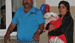 Matka s dít�tem po p�íjezdu okam�it� za�la dom�, o chvíli pozd�ji babi�ka na pár vte�in dít� ukázala �ekajícím noviná��m.