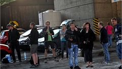 Po celou dobu byl d�m rodiny unesené Michaly v oble�ení noviná��.