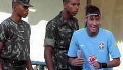 Brazilský fotbalista Neymar(vpravo)