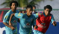 Brazilský fotbalista Neymar (uprosted) se spoluhrái Marcelem (vlevo) a Rafaelem