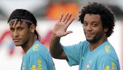 Brazilský fotbalista Neymar (vlevo) se spoluhráem Marcelem