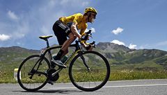 Britský cyklista Bradley Wiggins ve lutém dresu pro vedoucího jezdce Tour de France