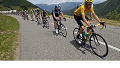 Britský cyklista Bradley Wiggins ve lutém dresu pro vedoucího jezdce Tour de France vede peloton