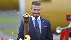 Slavný anglický fotbalista David Beckham s olympijskou pochodní