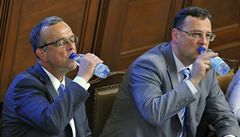 Ne�as s Kalouskem se ob�erstvují poté, co Ne�as za zap�j�enou stovku od Kalouska p�inesl dv� lahve vody. 