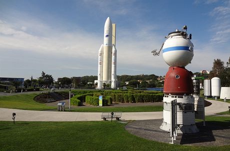 Pohled na Cité de l'Espace (Vesmírné msto) v Toulouse. Prohlédnout si tu mete model rakety Ariane 5 v reálné velikosti (vlevo) nebo usednout do skuteného modulu Sojuz (vpravo).
