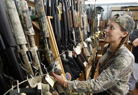 Od masakru v kin se v Coloradu zvýil zájem o stelné zbran o více ne 43 procent oproti pedchozímu týdnu