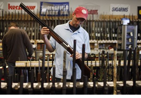 Od masakru v kin se v Coloradu zvýil zájem o stelné zbran o více ne 43 procent oproti pedchozímu týdnu