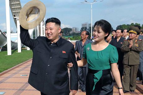 Kim ong-un s manelkou Ri Sol-u na slavnostním otevení zábavního parku v Pchjongjangu. 