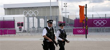 Londýntí policisté ped olympijským parkem