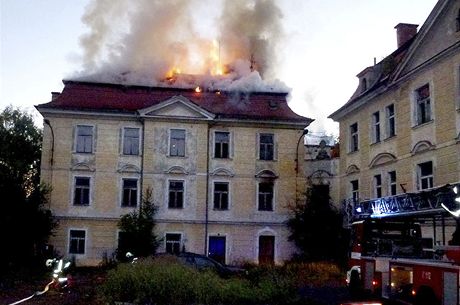 ást barokního zámku v Sedlci u Karlových Var zniil poár.