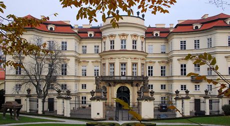 Lobkovický palác je sídlem nmeckého velvyslanectví v Praze.