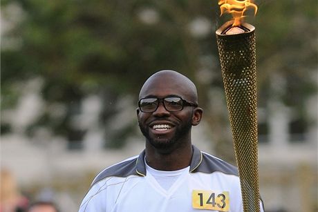 Fabrice Muamba s olympijskou pochodní