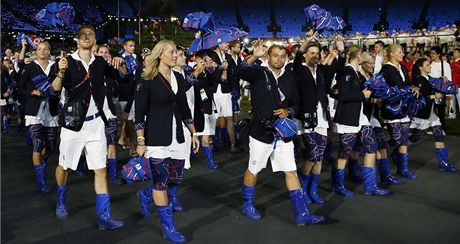 Zahájení olympiády (eská výprava s vlajkonoem Petrem Koukalem)