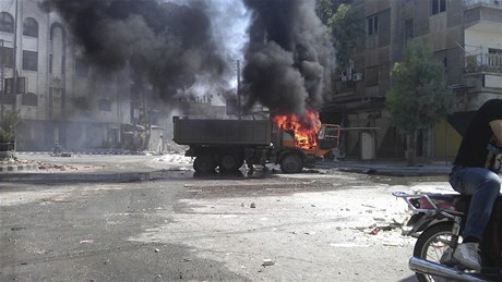 Hoící vozidlo na pedmstí Damaku