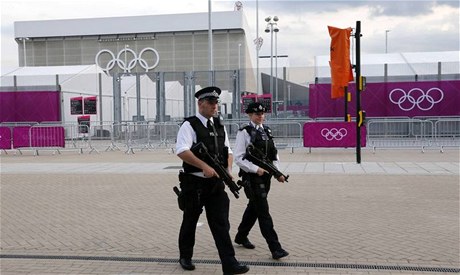 Londýntí policisté ped olympijským parkem