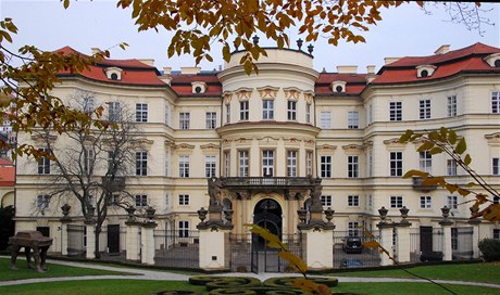 Lobkovický palác je sídlem nmeckého velvyslanectví v Praze.