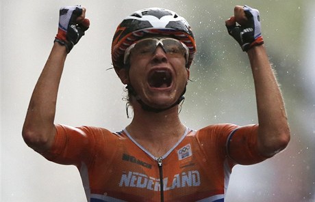 Silniní závod cyklistek s hromadným startem na olympijských hrách vyhrála favorizovaná Nizozemka Marianne Vosová ped Britkou Armitsteadovou. 