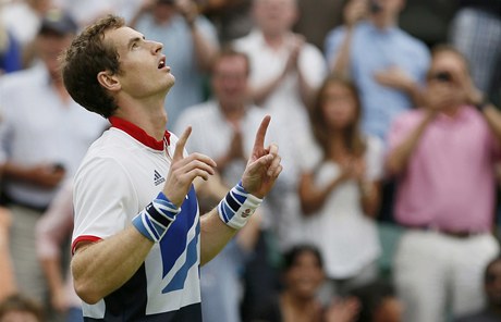 Brit Andy Murray, domácí medailová nadje a tetí nasazený hrá, s pehledem porazil výcara Stanislase Wawrinku dvakrát 6:3