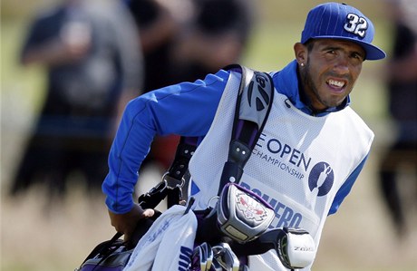 Carlos Tévez na golfovém turnaji jako caddy