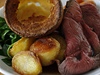 Typický britský nedlní obd: roastbeef, peené brambory a yorkshire pudding (ádný pudink, ale pokrm, který je vyroben z tsta).