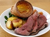 Typický britský nedlní obd: roastbeef, peené brambory a yorkshire pudding (ádný pudink, ale pokrm, který je vyroben z tsta).