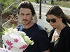 Herec Christian Bale s manelkou pináí kvtiny na pietní místo v centru Aurory.