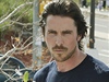 Herec Christian Bale vyjádil rodinám obtí stelce upímnou soustrast.
