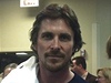 Christian Bale pohovoil i s lékai nemocnice v Auroe, podkoval jim za péi o zranné pacienty.