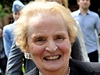   Bývalá americká ministryn zahranií Madeleine Albrightová poloila 22.ervence kytici na Národním hbitov Památníku Terezín. 