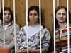 lenky Pussy Riot, které zpívaly v chrámu proti Putinovi, zstanou ve vazb dalích est msíc. Soudní proces bude pokraovat v pondlí.