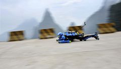 Francouz Jean-Yves Blondeau se �ítil z kopce pr�m�rnou rychlostí 33 kilometr� v hodin�.