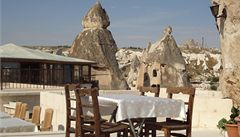 V Göreme snadno najdete ubytování p�ímo ve skále. Snídat pak m��ete na terase s výhledem na vesnici. Na fotografii je penzion Arif.