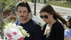 Herec Christian Bale s manželkou přináší květiny na pietní místo v centru Aurory.