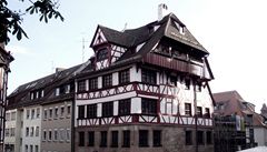 Dürer�v d�m (Albrecht-Dürer-Haus) slou�í jako muzeum. 