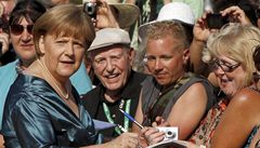 Angela Merkelová na festivalu rozdávala podpisy. N�mci ji prý "obno�ené" �aty odpou�t�jí.