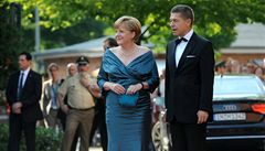 N�mecká kanclé�ka Angela Merkelová na festivalu se svým man�elem Joachimem Sauerem.