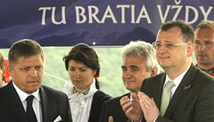Zleva Robert Fico, Milan tch a Petr Neas na festivalu bratrství