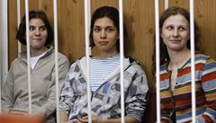 Členky Pussy Riot, které zpívaly v chrámu proti Putinovi, zůstanou ve vazbě dalších šest měsíců. Soudní proces bude pokračovat v pondělí.
