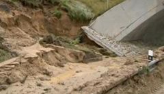 Nsledky boue: zaplaven domy a utren svah na D11