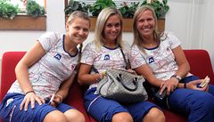 Tenistky (zleva) Lucie afáová, Klára Zakopalová a Lucie Hradecká 