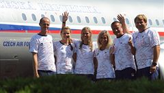 Trenér Petr Pála (vlevo) a tenistky (zleva) Lucie afáová, Lucie Hradecká a Klára Zakopalová na praském letiti Kbely