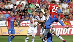 Kolá z Plzn (vpravo ve výskoku) stílí úvodní gól utkání