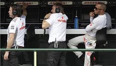 Stáj McLarenu. Vpravo Lewis Hamilton