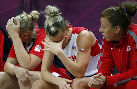 Smutek eských basketbalistek po poráce s Tureckem, uprosted je Ilona Burgrová