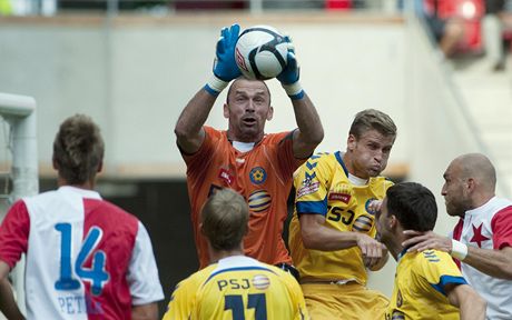 Slavia Praha - Jihlava. Zleva Ondej Petrák (Slavia), Luká Vaculík z Jihlavy, branká Jaromír Blaek z Jihlavy, Petr Tlustý z Jihlavy, Ondej ourek z Jihlavy a Martin Latka ze Slavie