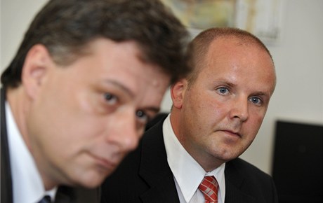 Jan Sladký (vpravo) vystoupil v Brn na briefingu poté, co jej ministr spravedlnosti Pavel Blaek (vlevo) jmenoval krajským státním zástupcem v Brn. 